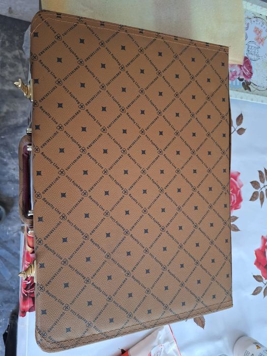 Set Cuțite cu furculițe si foarfeci cu valiză