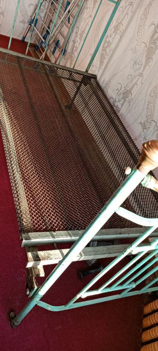 Продам железную кровать! Старая но не повреждена.