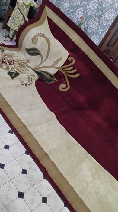 Qizil va malochniy rangli qalin gilamimiz sotiladi