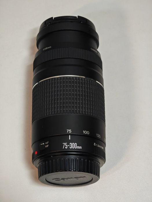 Canon 4000 D cu obiectivul 18-55 mm plus teleobiectiv Canon 75-300 mm