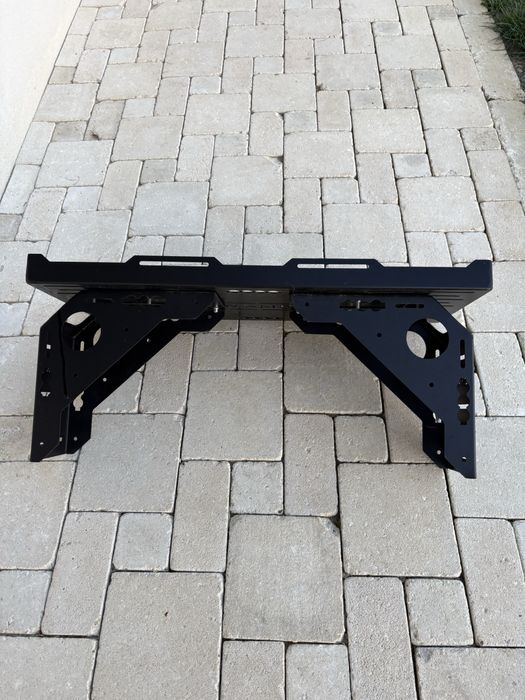 Suport multifunctional pentru accesorii pe roata de rezerva