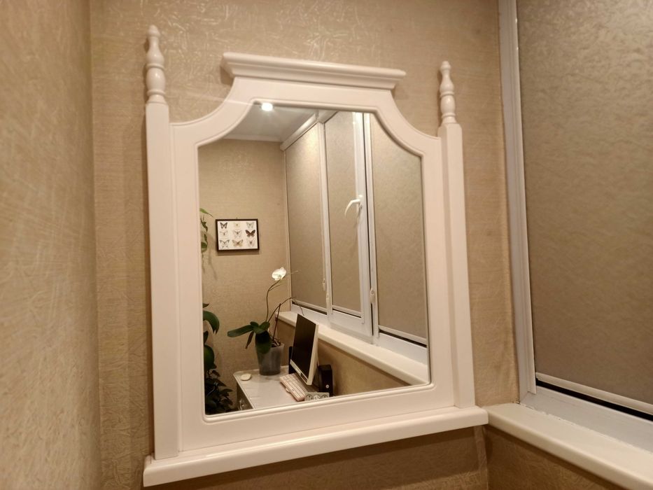 Зеркало в белой раме.