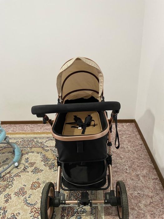 Детская коляска коричновым цвета
