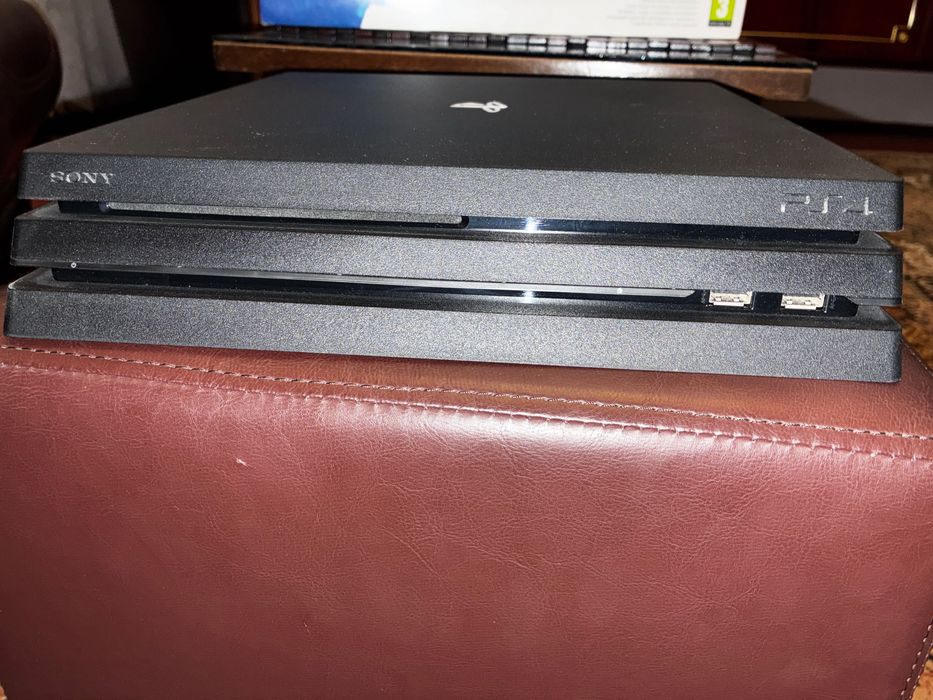 Consola Sony PlayStation 4 Pro + 4 controllere