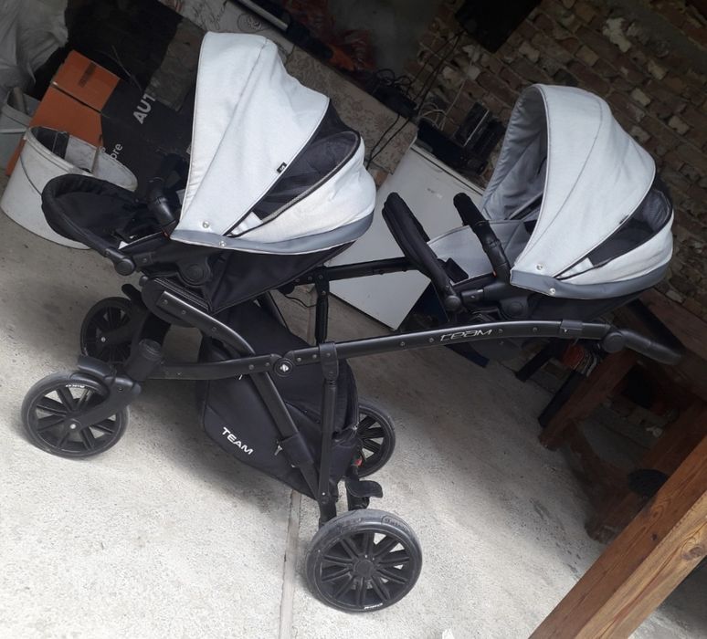 Количка за близнаци Рико Тийм. 280 €.
Включва:
2x Кош за новородено с