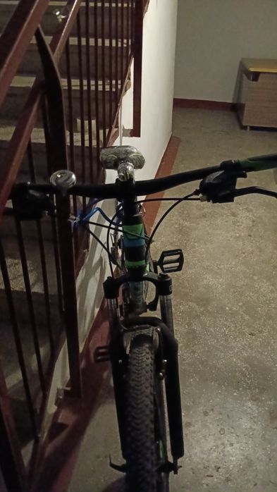 Vând bicicletă MTB Cross  în stare bună cu roți de 27.5 cu frâne pe saboți