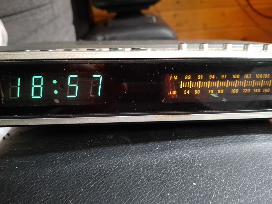 Vintage Realtone E-2 radio digital 24h alarm clock