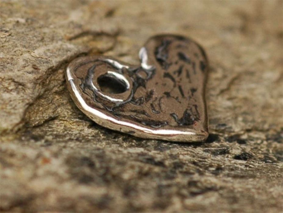 Сребърен медальон 925 сърце – талисман за любов, скулптурно бижу.