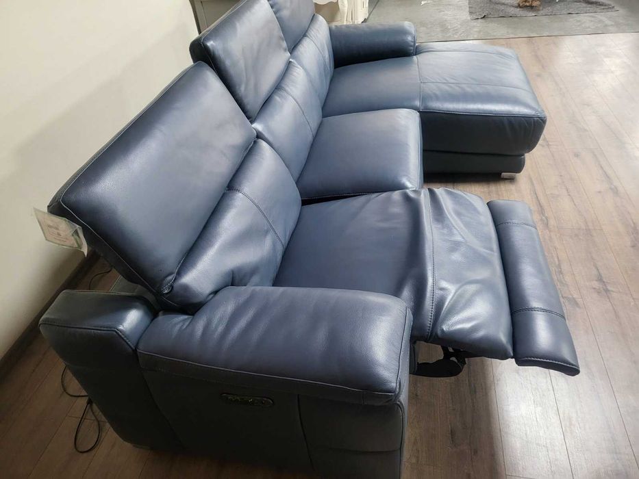 Син кожен ъглов диван Laurence с електрически релакс механизъм