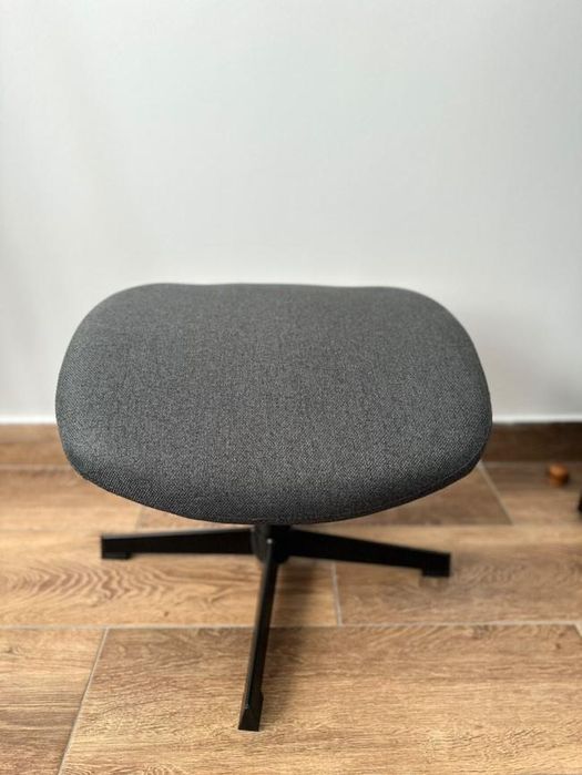 Taburet/Scaun NOU, cadrul din oțel și șezut placaj și spumă. 200 kg.