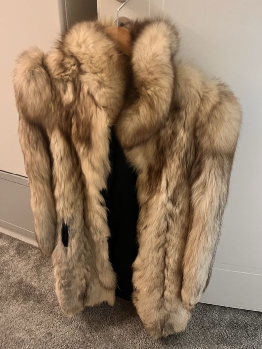 Haina din blana de vulpe argintie