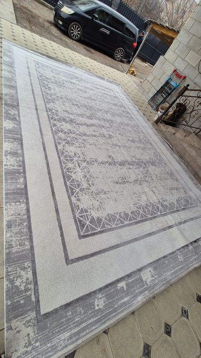 Кілем қолданылған.