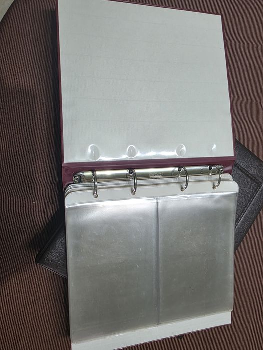 Vând albume pentru bancnote