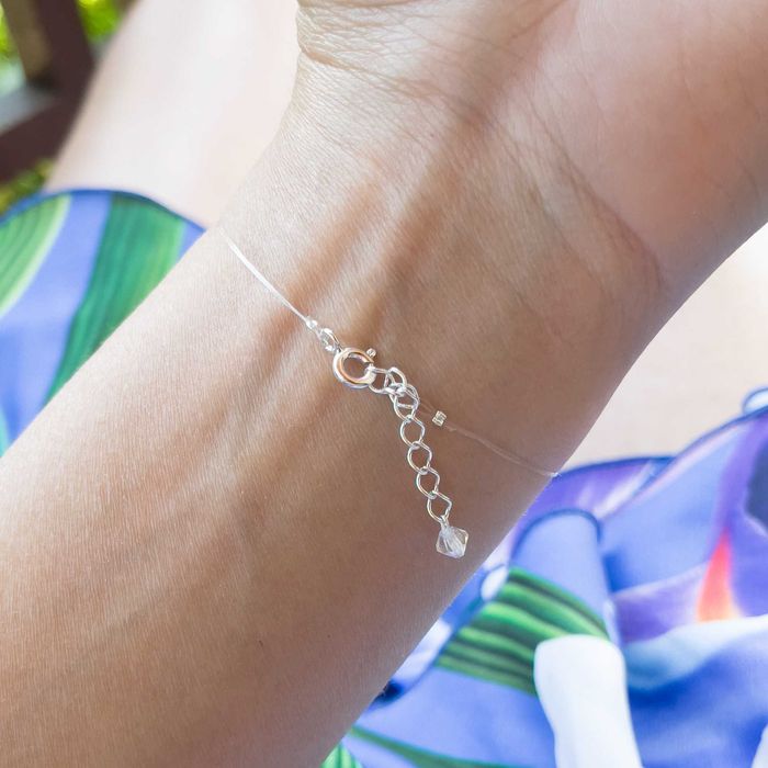 Нежна Дамска Гривна на Прозрачна Корда с Кристал Сваровски