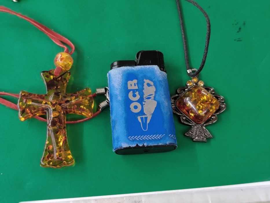 Медальон от кехлибар кръст