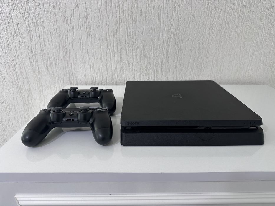 PlayStation 4 Slim 1TB със 2 джойстика и игра