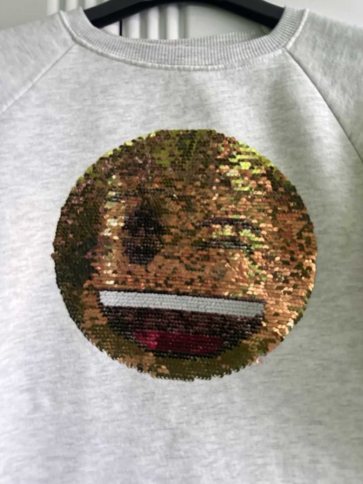 Бял пуловер с Емоджи от ЗАРА