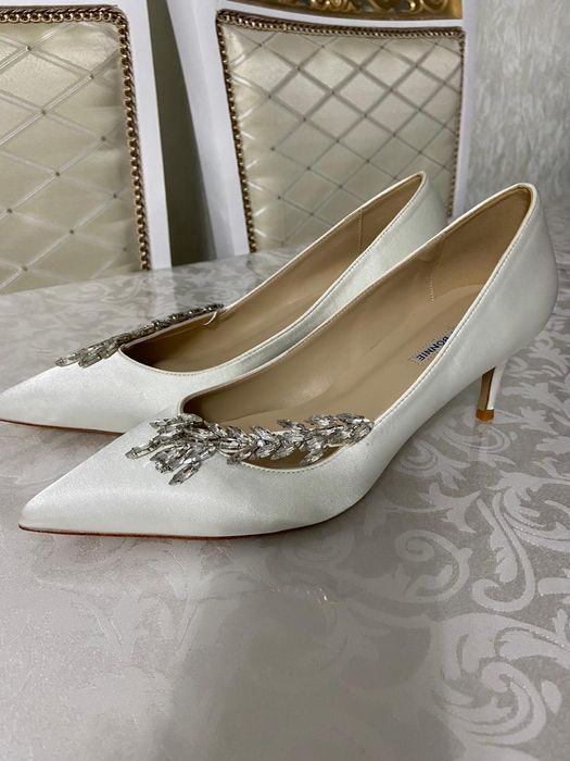 Продам шикарные новые  белые туфли.