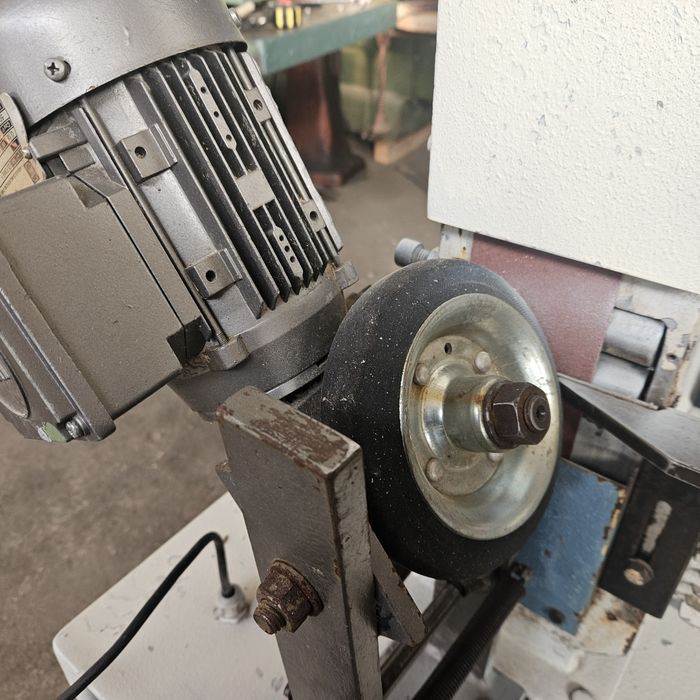 шлайф машина за кръгли детайли