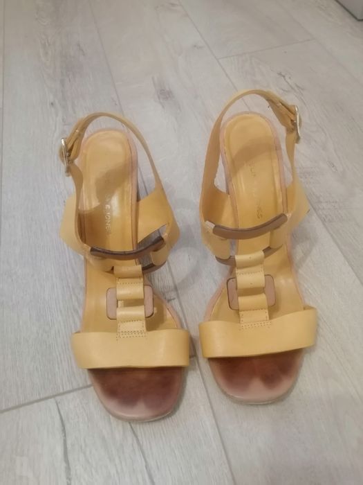 Жълта, естествена кожа