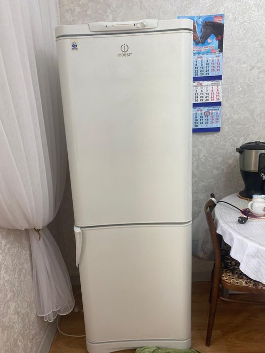 Продам холодильник Indesit