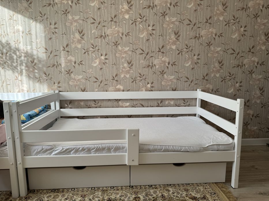 Детская кровать с бортиком
