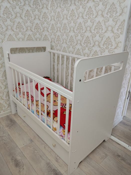 Детская кровать с маятником