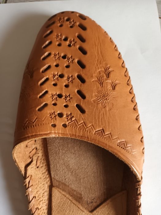 Saboti piele naturala lucrat manual.