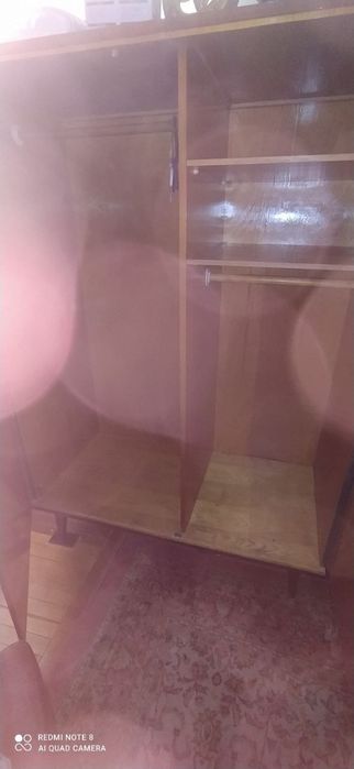 Kiyimlar uchun shkaf