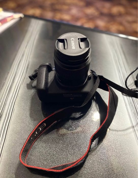 Фотоапарат Canon eos 2000D