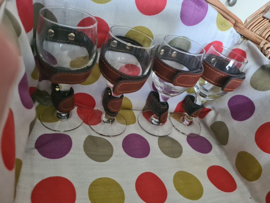 Cos de picnic din nuiele impletite pentru 4 persoane