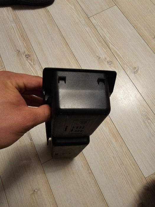 ПОДАРЯВАМ Барче ( органайзър )  за съхранение под подлакътник за BMW e