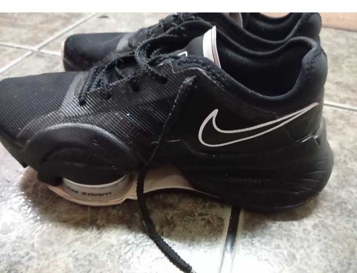 Маратонки Nike 37.5