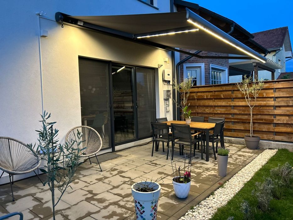 Vând pergola retractabila electric in caseta metalica 4*3 m, cu senzor de vânt și lumina