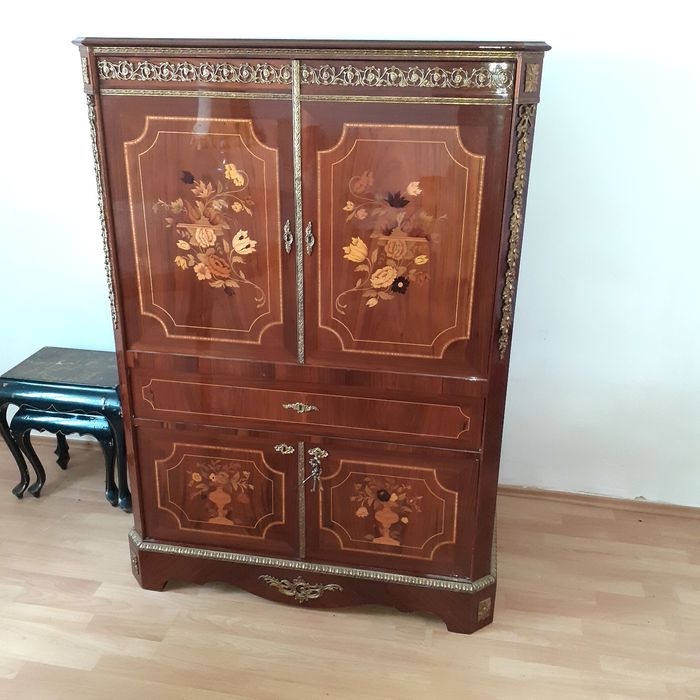 Mobilier decorat cu bronz