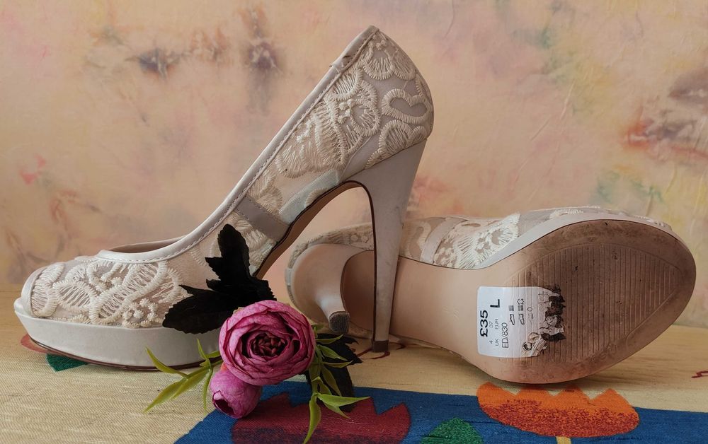 Черни обувки на ток "NEW LOOK" и бели дантелени обувки на ток "NEXT"