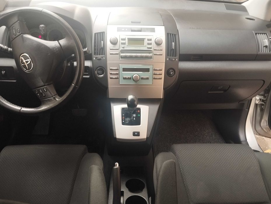 Продава се Тойота Корола Версо