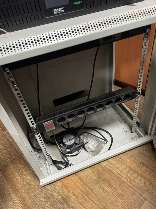 Серверный шкаф вместе с начинкой