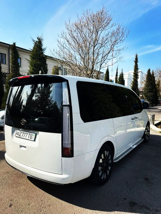 Hyundai Stariya Braun