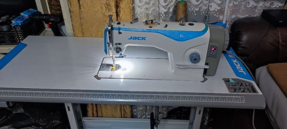 Швейная машина jack f 4
