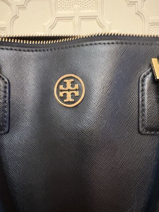 Сумка черная качественная.