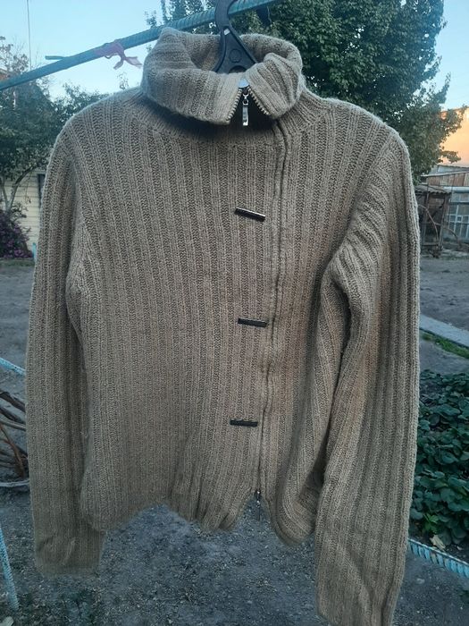 Продам куртки и обувь.