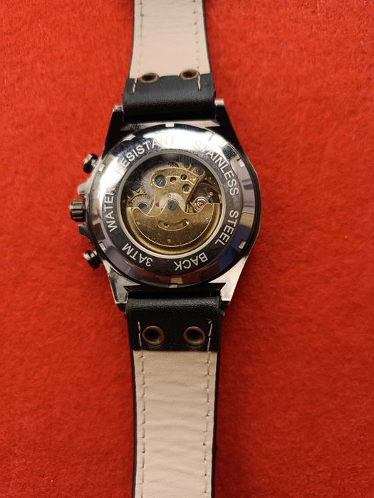 Часы механические с автоподзаводом.