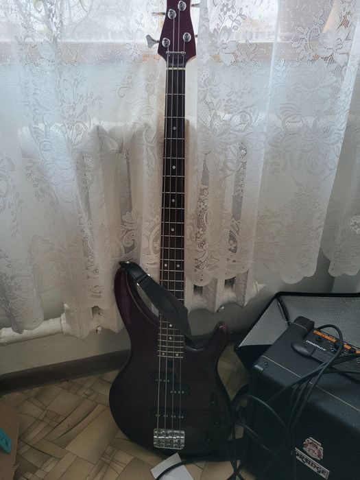 Продаю срочно бас гитару