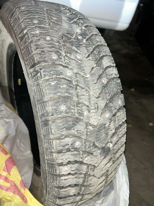 Продам срочно комплект шины на 215,60,R16