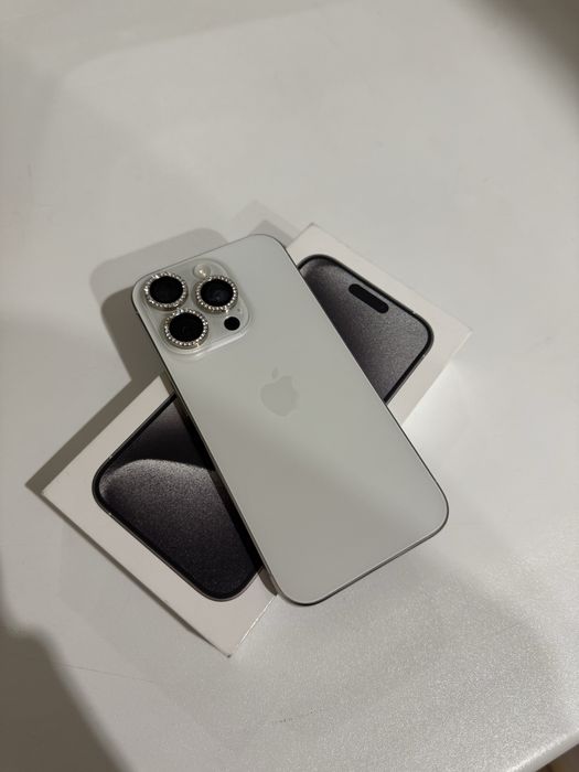 Продам Айфон 15про (белый)