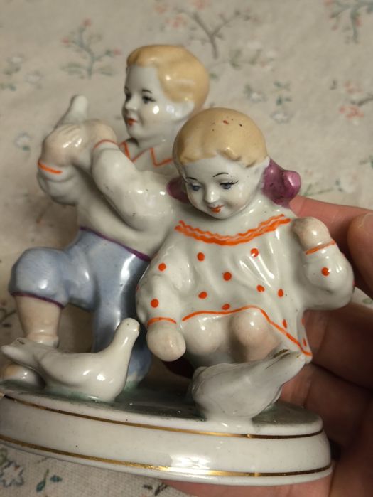 Статуэтка СССР Дети кормят голубей