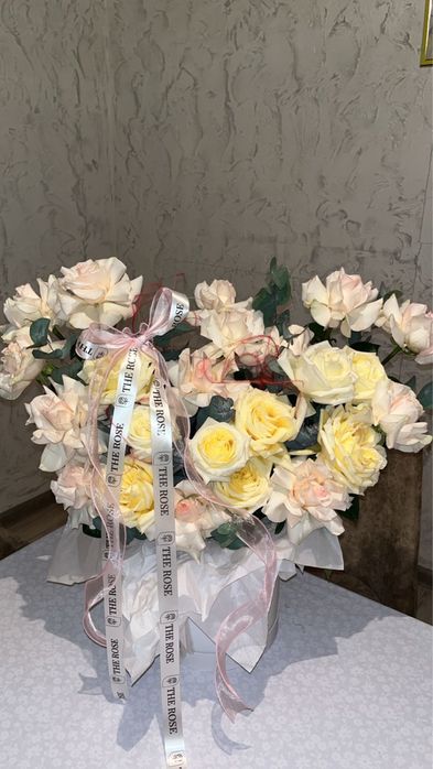 Объемный свежый кашпо букет