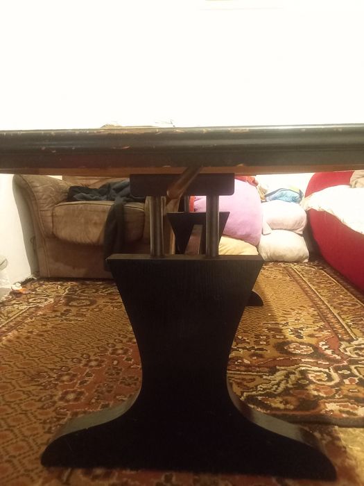 Masă cu sistem de ridicare și coborare