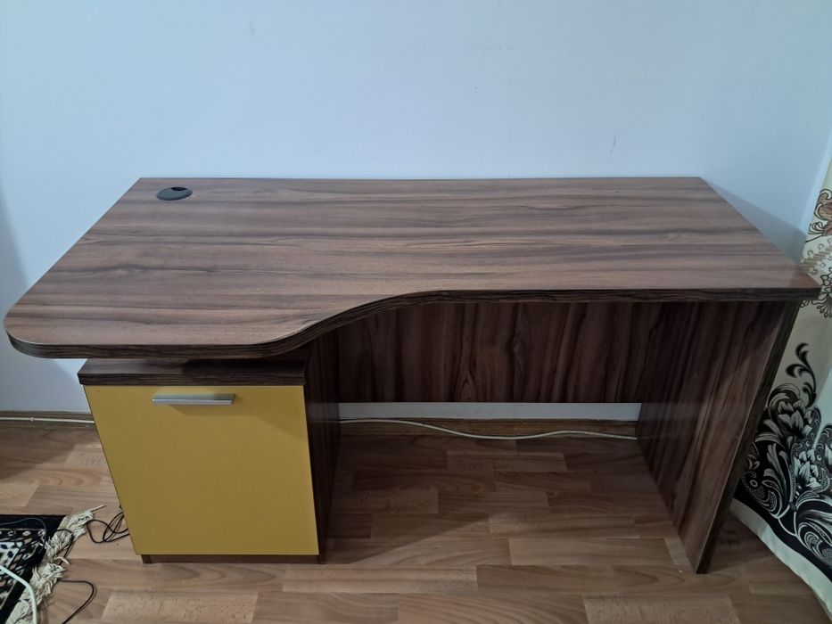 Продается стол компьютерный